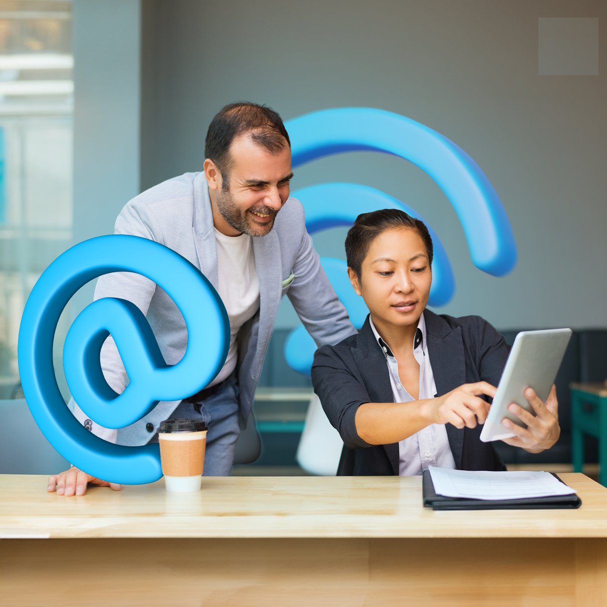 Equipe usando internet OK Virtual no ambiente de trabalho